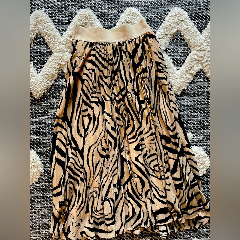 Ankle length, pleated print skirt